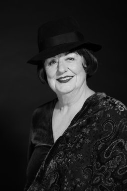 Retro glamour studio kadın kıdemli portresi. siyah-beyaz p