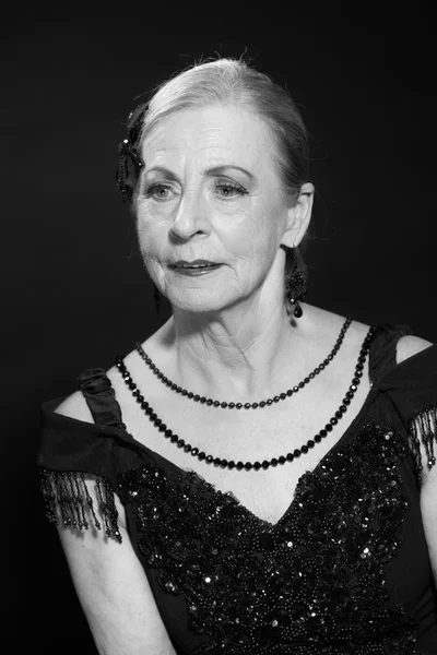Винтажный гламурный студийный портрет пожилой женщины. Черное и белое — стоковое фото