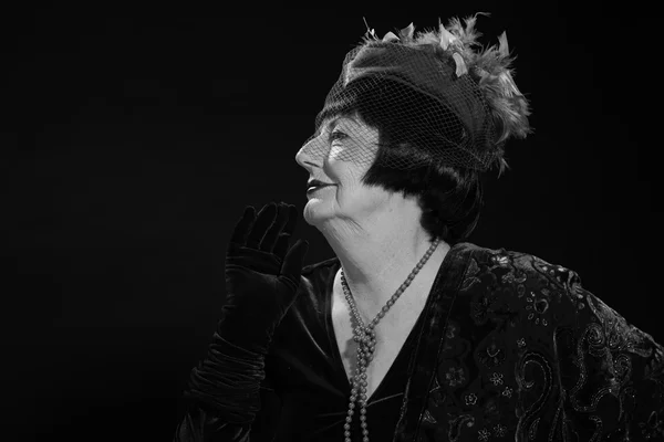Retro glamour studio ritratto di donna anziana. Bianco e nero p — Foto Stock
