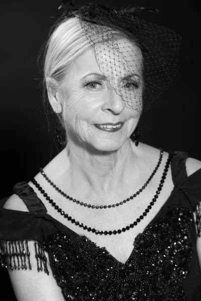 Retrato de estudio de glamour vintage de mujer mayor. Blanco y negro —  Fotos de Stock