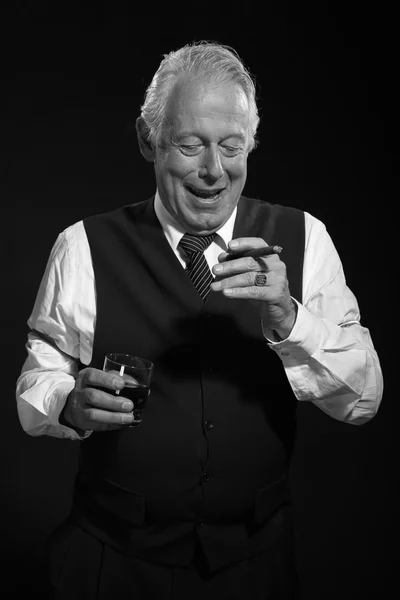 Retro senior zakenman met whisky Rookvrije sigaar. zwart en w — Stockfoto
