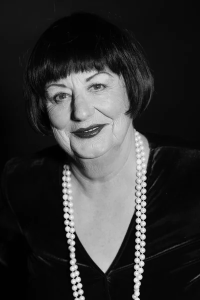 Ретро-гламурный студийный портрет пожилой женщины. Черно-белый p — стоковое фото