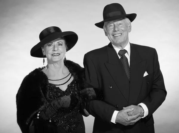 Vintage glamour senior couple wearing black hat. Black and white — Stock Photo, Image