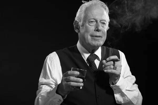 Retro senior business man med whisky röka cigarr. svart och w — Stockfoto