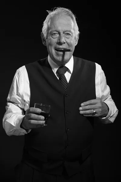 Retro senior business man with whisky smoking cigar. Black and w — Stock Photo, Image