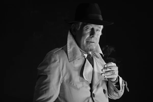 Homme mafieux rétro avec chapeau fumant la cigarette. Phot noir et blanc — Photo