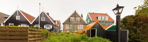 Street with houses in old dutch village. Grey cloudy sky. Panora — Stock Photo, Image