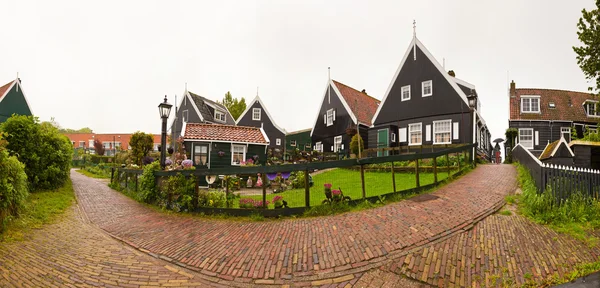 Street with houses in old dutch village. Grey cloudy sky. Panora — Stock Photo, Image