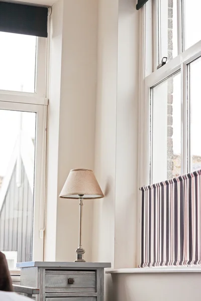 밝은 호텔 객실에 흰색 침대 옆 테이블 램프. — 스톡 사진
