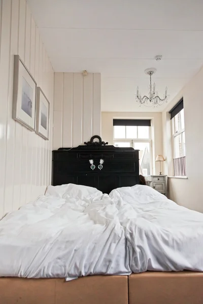 Habitación de hotel blanca brillante con cama . — Foto de Stock
