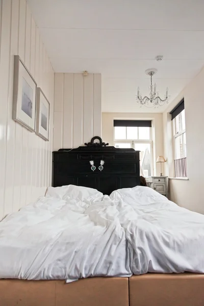 Bright white hotel room with bed. — Stock Photo, Image