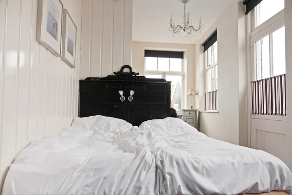 Luminosa camera d'albergo bianca con letto . — Foto Stock