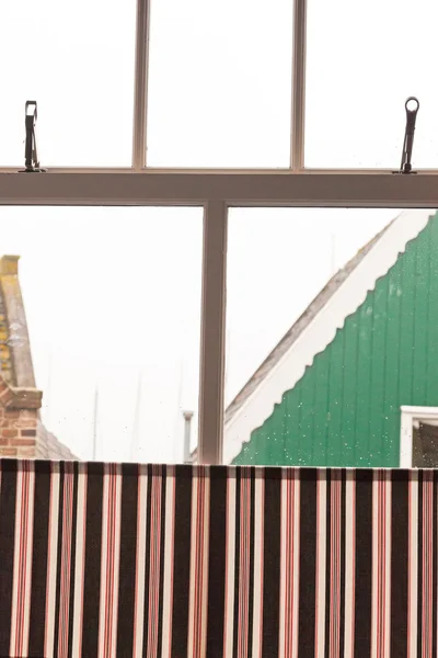 Ventana de madera blanca de la casa vieja con vista a las casas holandesas viejas . —  Fotos de Stock