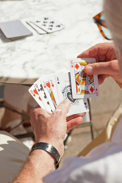 Äldre man spela kortspel utomhus i trädgården. — Stockfoto