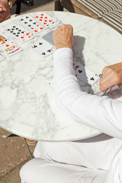 Senior femme jouer jeu de cartes en plein air dans le jardin . — Photo