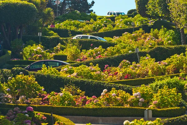 Lombard street with cars in San Francisco. — Stock Photo, Image