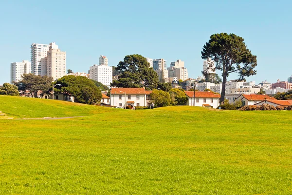 Green park with white skyscraper skyline in San Francisco. Blue — Stock Photo, Image