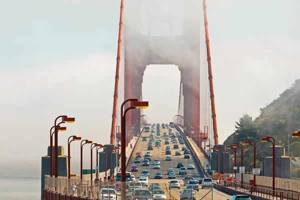 Крупный план моста Золотые Ворота с движением. Облачное небо. Сан-Фра — стоковое фото