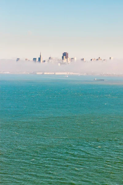 旧金山与云的天际线。查看从金门大桥 — 图库照片