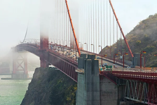 Detail golden gate Bridge s provozem. zamračená obloha. San fra — Stock fotografie