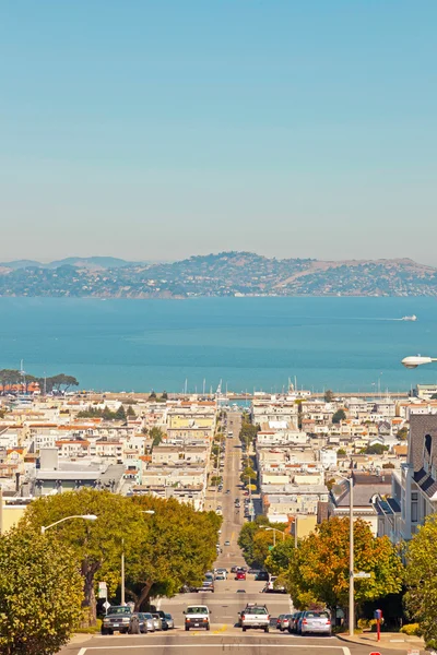 Ulice i domy z san francisco. błękitne niebo. ocean i mountai — Zdjęcie stockowe