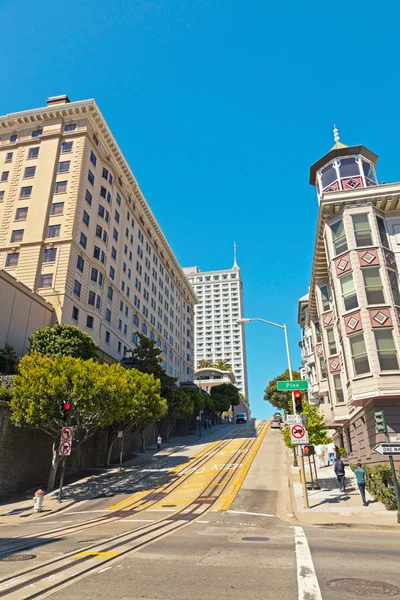 Streets and houses of San Francisco. Blue sky. Rails of cable ca — Stock Photo, Image