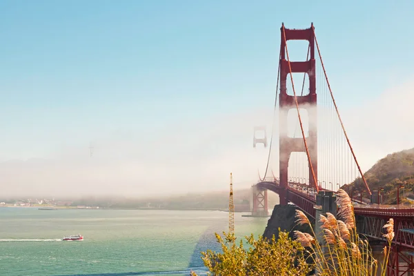 ゴールデン ゲート ブリッジと雲と青い空。サンフランシスコ。アメリカ合衆国. — ストック写真