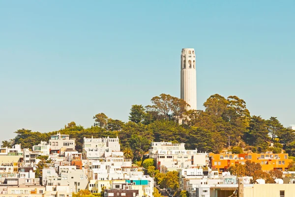 Telegraph hill s coit tower v san Franciscu. modrá obloha. — Stock fotografie