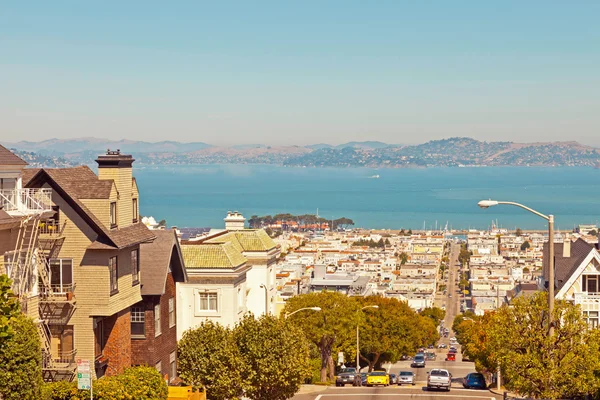 सैन फ्रांसिस्को की सड़कों और घरों। नीला आकाश। महासागर और पर्वत — स्टॉक फ़ोटो, इमेज