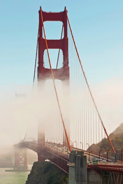 Крупный план моста Золотые Ворота с движением. Облачное небо. Сан-Фра — стоковое фото