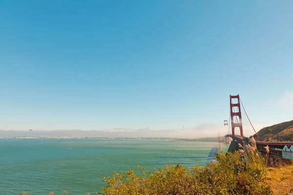 Golden gate bridge z chmury i błękitne niebo. San francisco. Stany Zjednoczone Ameryki. — Zdjęcie stockowe