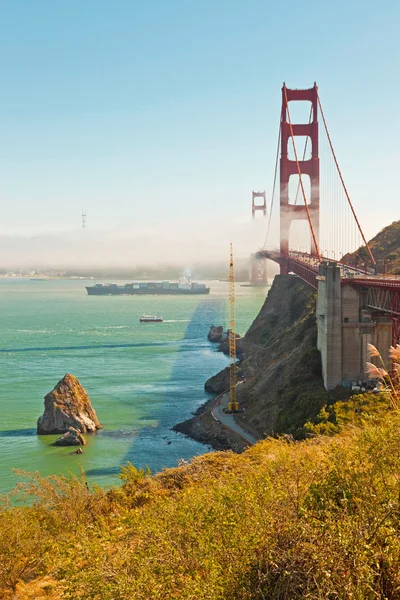 Golden gate bridge z chmury i błękitne niebo. San francisco. Stany Zjednoczone Ameryki. — Zdjęcie stockowe