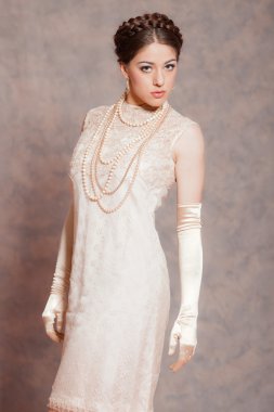 Vintage romantik İmparatorluğu kadın moda. off-beyaz elbise.