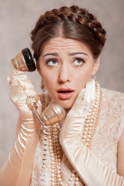 Retro romantik İmparatorluğu kadın moda. eski telefon ile arama.