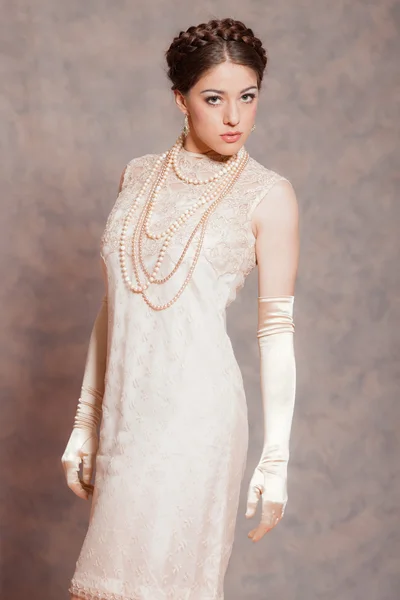 Vintage imperio romántico moda mujer. Vestido de blanco hueso . — Foto de Stock