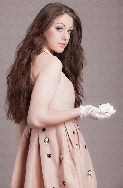 Vintage donna di moda romantica con i capelli lunghi. Indossare draghe rosa — Foto Stock