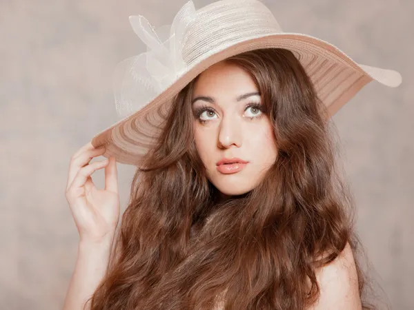 Sensual mujer de moda con el pelo largo. Llevando un sombrero romántico. Ma. — Foto de Stock