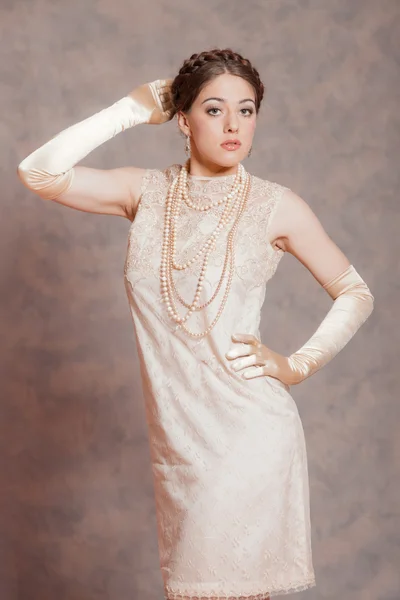 Vintage imperio romántico moda mujer. Vestido de blanco hueso . —  Fotos de Stock