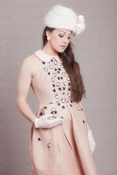 Romantic vintage fashion woman. Pink dress and white hat. Flower — Stock Photo, Image