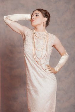Vintage romantik İmparatorluğu kadın moda. off-beyaz elbise.