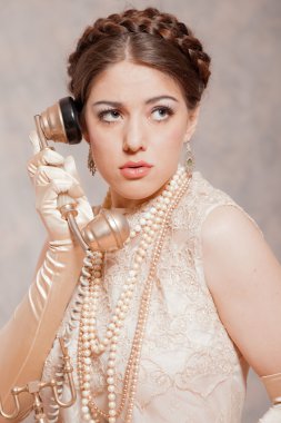 Retro romantik İmparatorluğu kadın moda. eski telefon ile arama.
