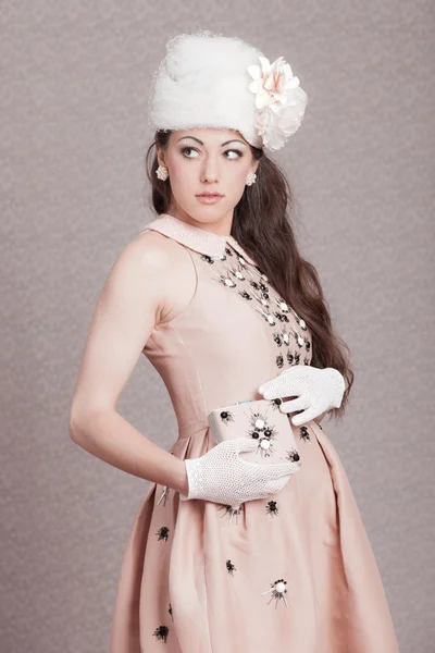 Mulher de moda vintage romântico. Vestido rosa e chapéu branco. Flor — Fotografia de Stock