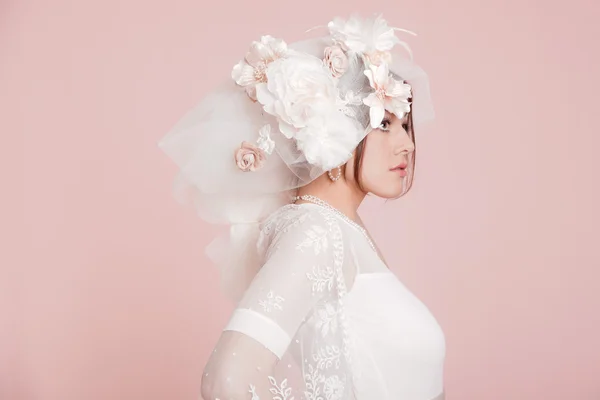 Novia romántica vintage con pelo largo en vestido de novia blanco. De —  Fotos de Stock