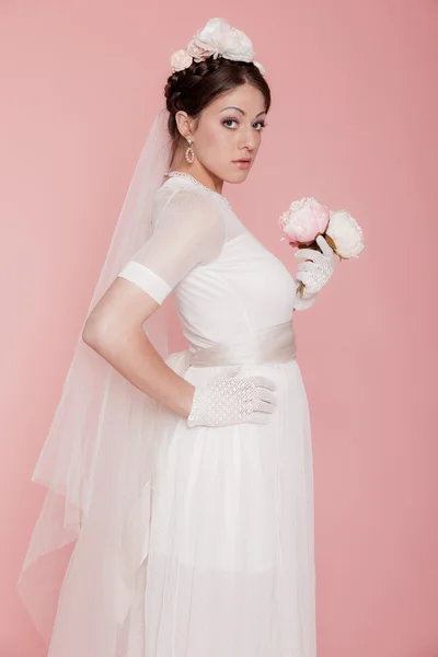 Retro sposa romantica in abito da sposa bianco. Decorato con flusso — Foto Stock