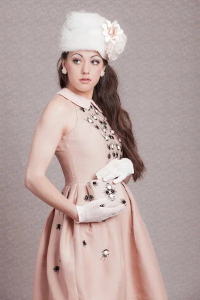 Mujer romántica de moda vintage. Vestido rosa y sombrero blanco. Flor —  Fotos de Stock