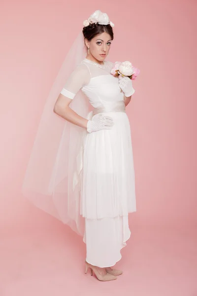 Novia romántica retro en vestido de novia blanco. Decorado con flujo —  Fotos de Stock