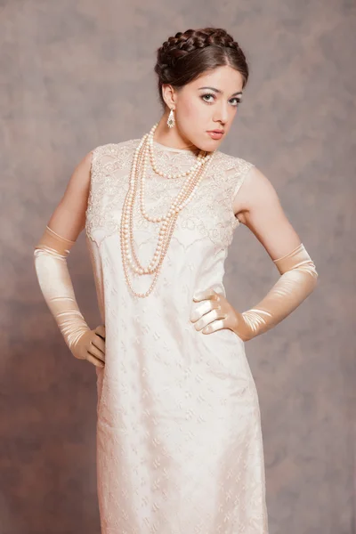 Vintage imperio romántico moda mujer. Vestido de blanco hueso . —  Fotos de Stock