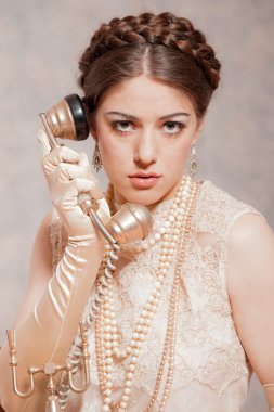 Retro romantik İmparatorluğu kadın moda. eski telefon ile arama.