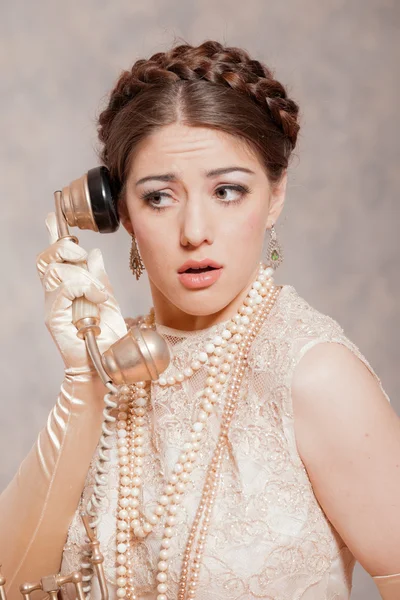 Retro imperio romántico moda mujer. Llamadas con teléfono antiguo . — Foto de Stock