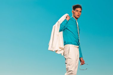 50s Vintage moda erkek ile beyaz holding elbise yaz bir